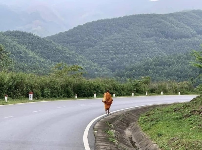 SƯ MINH TUỆ - HÀNH TRÌNH VÀ THÀNH TỰU HÀNH TRÌ DƯỚI LĂNG KÍNH KINH ĐIỂN