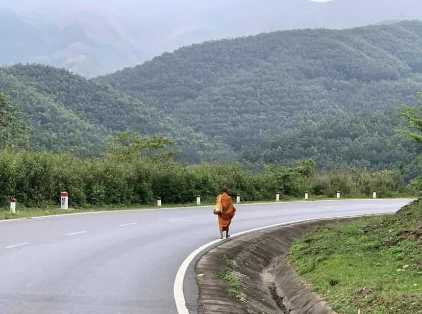 SƯ MINH TUỆ - HÀNH TRÌNH VÀ THÀNH TỰU HÀNH TRÌ DƯỚI LĂNG KÍNH KINH ĐIỂN